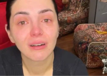 Fifi qan live, shfaqet në gjendje të rënduar emocionale