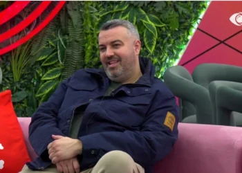 “O i fëlliqur…”/ Debat i ashpër mes Mateos dhe Rogertit, banori: Ky pëlqen djemtë, jo vajzat…