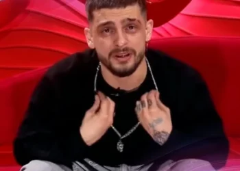 “M’ka dërrmuar, shpirti im e di…”/ Rogerti i përmendi vdekjen e vëllait të Gjestit, Gimbo FLET në dhomën e rrëfimit: E kam pas vëlla të vogël…