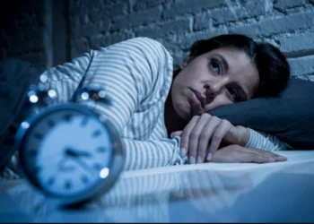 Ju del gjumi në orën 12 të natës dhe më pas në 4 të mëngjesit? Ja ç’po përpiqet t’ju thotë trupi juaj