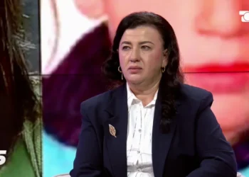 Dëshmia tronditëse pas 15 vitesh për Bleona Matën, nëna mes lotësh në “Ftesë në 5”: Hallat e saj duhet të jenë në burg, babai i vajzës…