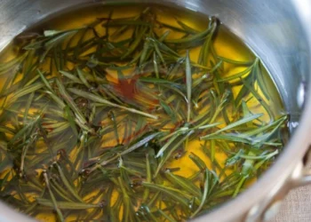 Çaji i kesaj bime te njohur do te ndihmoj melçine per te bere nje pastrim natyral