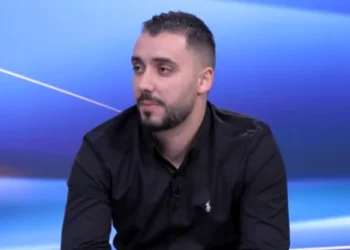 “Miri i çonte lule…”, Keijsi plas skandalin: Njihen mirë me Stelinën dhe…