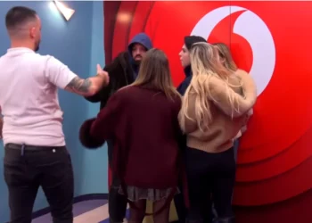 Stine merr valixhen e tij dhe drejtohet drejt derës: Dua të largohem …