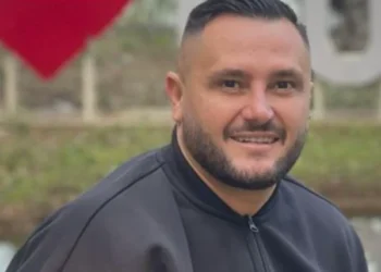 Bes Kallaku nuk fshihet më, publikon foton romantike me partneren e re (FOTO)