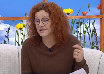 “Ne shkulim flokët për vdekjen dhe e shkelim me këmbë jetën”, këshilla e Meri Gjinit për të gjitha shenjat e Horoskopit