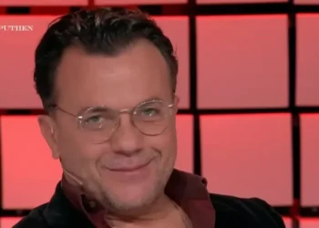 Puthi në buzë konkurrenten e Përputhen, vjen reagimi i parë i Laert Vasilit