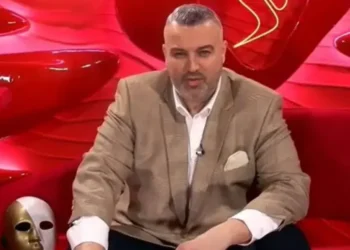 Dalin pamjet pasi Greta pretendoi se Rogerti e preku në të pasme