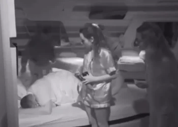 Video/ Selin go*et me një objekt Rogertin, ai bërtet nga dhimbja që iu shkaktua