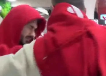 “Hajde provoje, surrat…”/ Debat i fortë në shtëpi, Kristi lag me ujë Mirin (VIDEO)