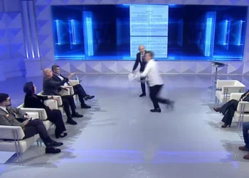 Plas sherri në studio, Berat Buzhala i sulet Albatros Rexhajt. Ndërhyn Blendi Fevziu