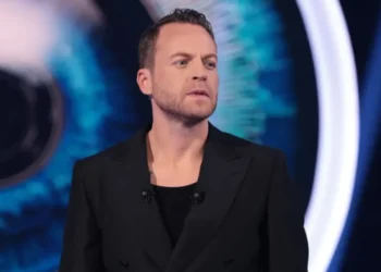 Ledion Liço trazon rrjetin, shfaqet me Zarf të Zi në duar dhe bën këtë paralajmërim (Foto)