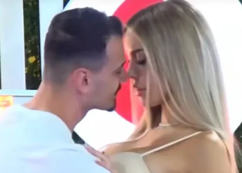 Dalin pamjet/ Ky është momenti kur Mateo tenton ta puthë me forcë Brikenën, ajo largohet (VIDEO)