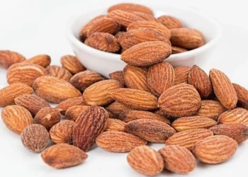 Rreth 5 deri 10 kokra bajame ne dite : Ja ndikimi qe ka ne shendetin e zemres, zorreve dhe lekures