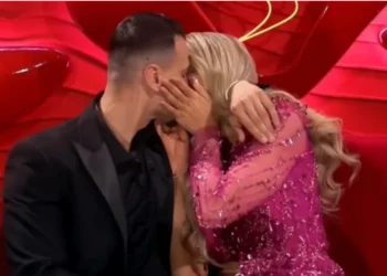 Reagojnë familjarët e Mateos dhe Brikenës pas puthjes së parë mes tyre