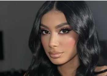 “Me sa meshkuj njëkohësisht ka bërë s*ks”- Motra e Mateos reagon ashpër pas ofendimit të Rogertit