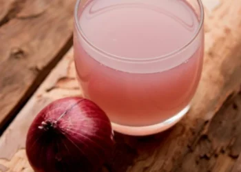 Çaji i përgatitur nga lëkurat e qepës trajton 4 probleme te cilat jane teper te perhapura