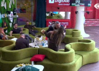 “Rrezikoj divorcin me gruan…”/ Rogerti puth Juelën teksa… (VIDEO)