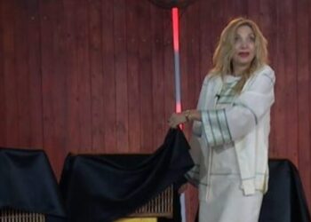 “Do lahem siç më ka bërë nëna se plasa”/ Habit Moza e Fermës Vip, s’pranon rrobat e banjës