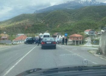 Përplasen dy makina në Maqellarë-Peshkopi, 6 persona mbeten të plagosur (FOTO)