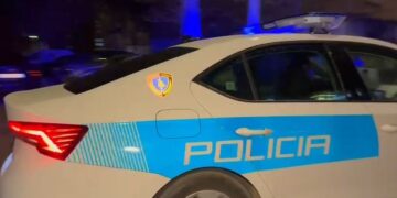 Plag*set me a*më zjarri punonjësi i policisë, uniformat blu në kërkim të autorit! Çfarë ndodhi gjatë natës