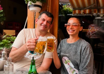 Pas 3 birrash, Ola dhe vjehrri “kapen për fyti”, pamjet virale (Foto)