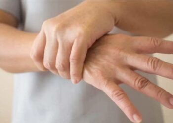 Sëmundja e parkinsonit shfaqet në mënyrë graduale, mjeku i njohur tregon disa nga shenjat