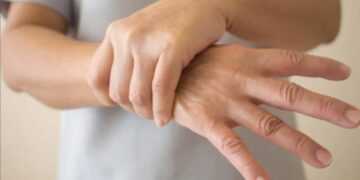 Sëmundja e parkinsonit shfaqet në mënyrë graduale, mjeku i njohur tregon disa nga shenjat