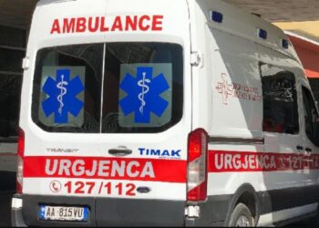 E rëndë në vend, i riu hidhet nga pallati, humb jetën
