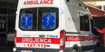 E rëndë në vend, i riu hidhet nga pallati, humb jetën