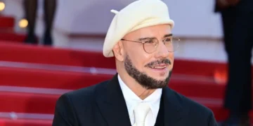 John Travolta nderohet me çmimin e veçantë në Kanë, por vëmendjen e merr pamja rinore e aktorit 72-vjeçar
