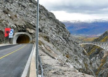 Aksident i frikshëm në vend! Dy makina bëhen copash, një persona humb jetën