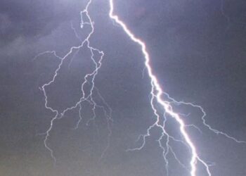 ‘Stuhia më e fuqishme e viteve të fundit…’ Rrufeja g*det tufën e dhive, shpëton bariu! Banorët në panik
