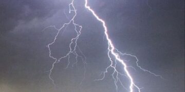 ‘Stuhia më e fuqishme e viteve të fundit…’ Rrufeja g*det tufën e dhive, shpëton bariu! Banorët në panik