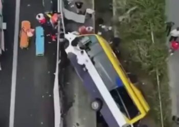 Aksidenti tragjik i furgonit me pasagjerë, 2 të vd*kur dhe 7 të plagosur në autostradën Tiranë–Durrës (Video nga ngjarja)