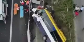 Aksidenti tragjik i furgonit me pasagjerë, 2 të vd*kur dhe 7 të plagosur në autostradën Tiranë–Durrës (Video nga ngjarja)