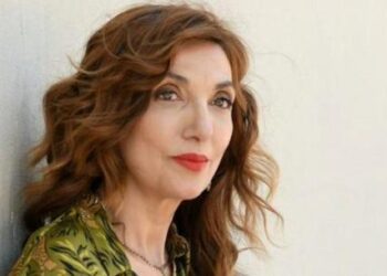 Vajza e Mimoza Ahmetit ndan foton e papublikuar më parë, poetja mban në krahë të bijën në ’90