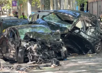 Tentoi t’i arratisej policisë, shoferi përplaset me makinën që priste në semafor. 2 të vd*kur dhe 1 i pl*gosur