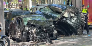 Tentoi t’i arratisej policisë, shoferi përplaset me makinën që priste në semafor. 2 të vd*kur dhe 1 i pl*gosur