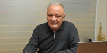 Mjeku që u dha jetë mijëra fëmijëve, por nuk mundi të përqafonte të birin për më shumë se 20 vite, historia prekëse e Edi Tushes