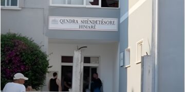 Tronditet Himara! I moshuari rrëzohet në banesë dhe vd*s, e reja tenton t’i japë fund jetës duke…