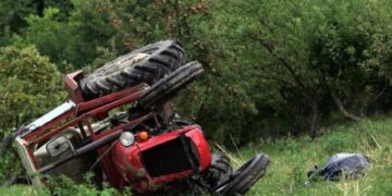 Tragjike në Lushnje! Përmbyset mjeti bujqësor, humb jetën drejtuesi i mjetit