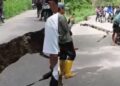 Tërmeti 6.7 ballë në Indonezi ndan rrugën përgjysmë, banorët në panik (VIDEO)