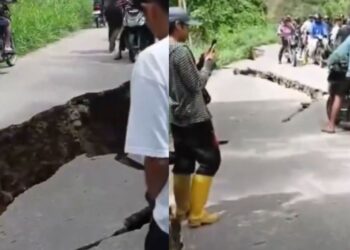 Tërmeti 6.7 ballë në Indonezi ndan rrugën përgjysmë, banorët në panik (VIDEO)