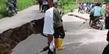 Tërmeti 6.7 ballë në Indonezi ndan rrugën përgjysmë, banorët në panik (VIDEO)