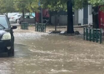 “Çmendet”moti në Shqiperi! Stuhia e fuqishme me shi, breshër dhe erëra të forta paralizon qarkullimin në qytet!