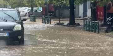“Çmendet”moti në Shqiperi! Stuhia e fuqishme me shi, breshër dhe erëra të forta paralizon qarkullimin në qytet!