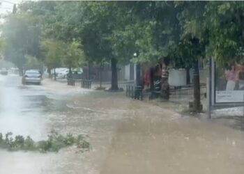“Çmendet” moti në mes të verës, stuhi e fuqishme me shi, breshër dhe erë përfshin në këtë qytet (VIDEO)