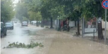 “Çmendet” moti në mes të verës, stuhi e fuqishme me shi, breshër dhe erë përfshin në këtë qytet (VIDEO)