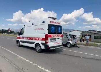 Aksident i rëndë në vend! Tre makina bëhen copash, raportohet për disa persona…